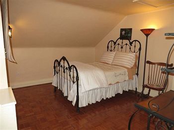 Stone Chalet B&B Inn And Event Center Ан Арбър Екстериор снимка